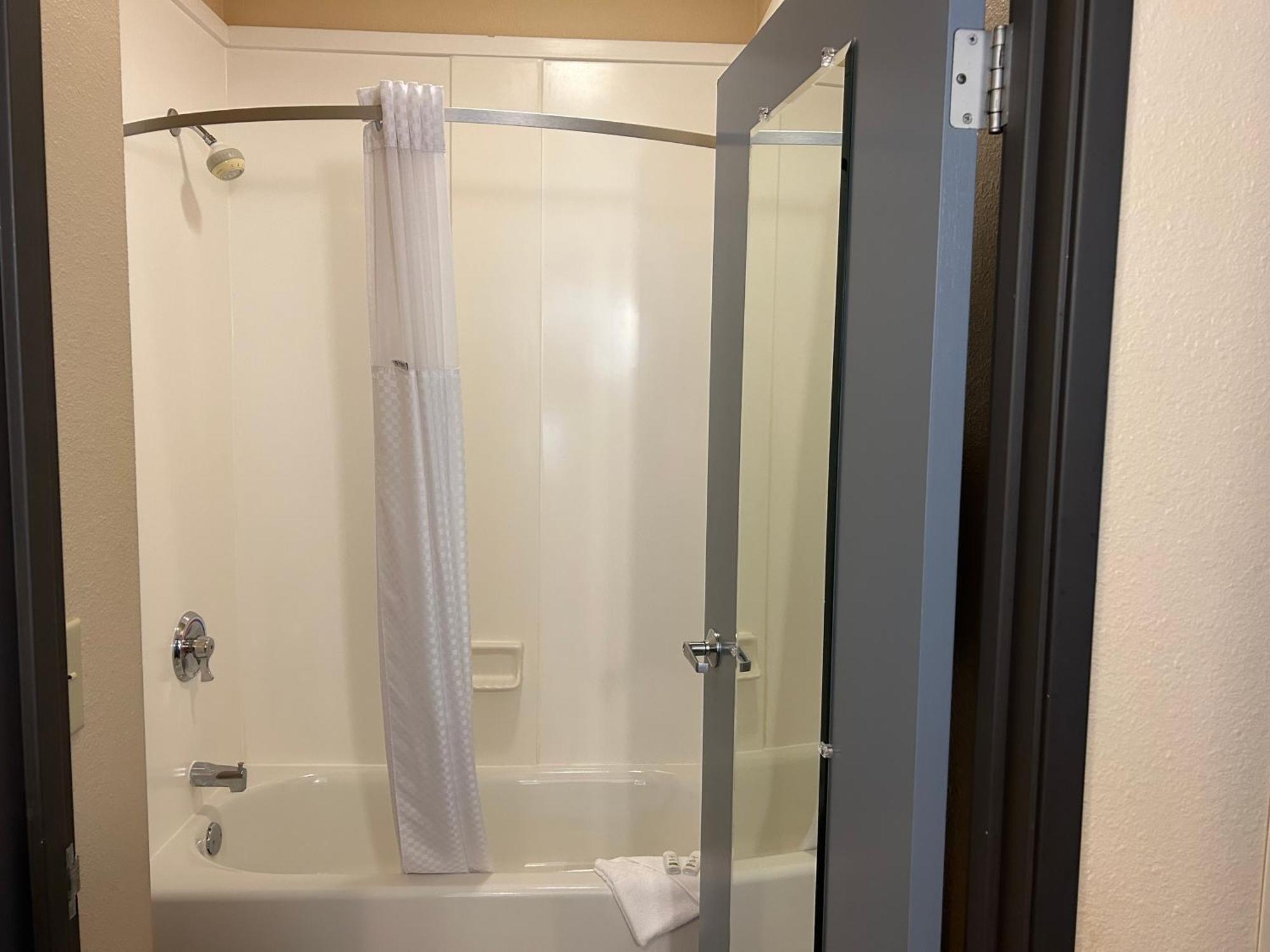Baymont By Wyndham Ft. Leonard/Saint Robert Hotel Екстериор снимка